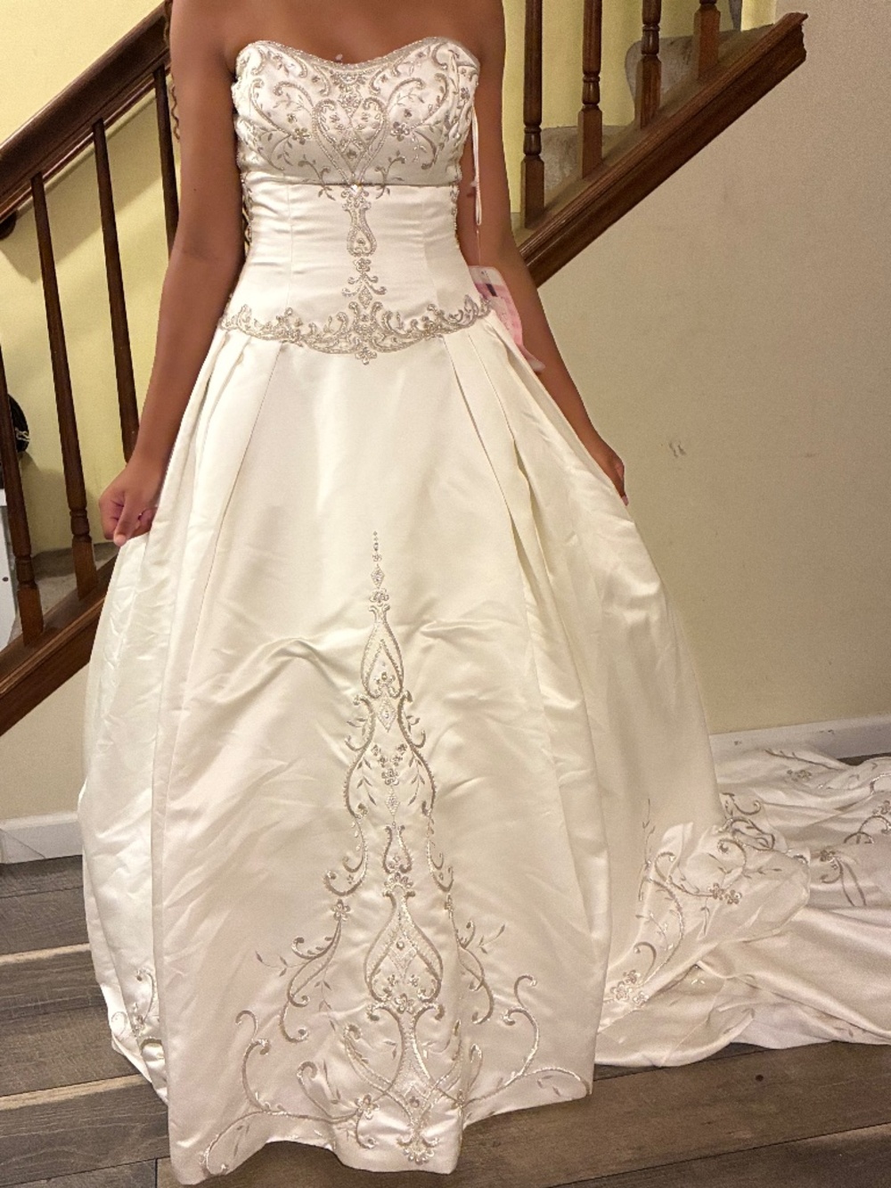 💍 WEDDING DRESS FOR SALE — BEAUTIFUL IVORY & SILVER